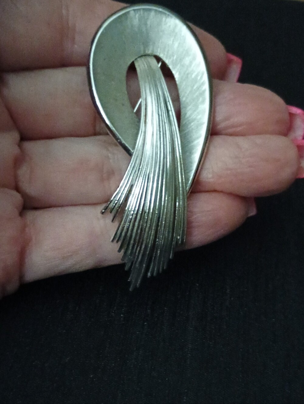 Vintage Crown Trifari Silver-Tone Sculpted Fringe Brooch
